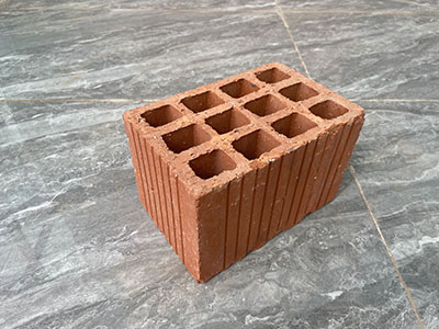 甘肅承重空心磚生產(chǎn),蘭州空心磚砌筑后，應(yīng)在墻邊線(xiàn)上涂刷防水層，以防止?jié)B漏