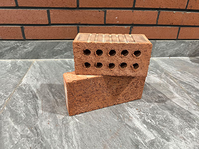 蘭州多孔磚的使用范圍廣泛，可以滿(mǎn)足各種建筑物的要求。甘肅多孔磚具有粘土磚和砼小砌塊類(lèi)同