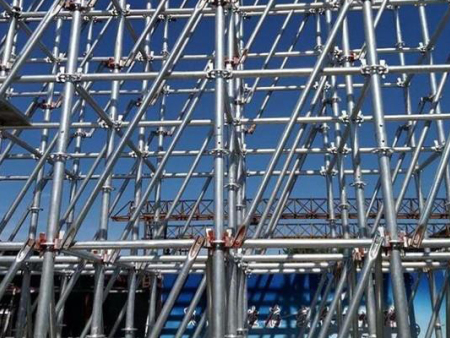 ?甘肅腳手架租賃附近電話,其中立桿式腳手架是為了保證各施工過程順利進(jìn)行而搭設(shè)的工作平臺。