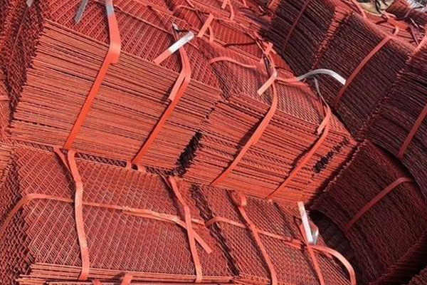 ?甘肅鋼笆片租賃電話,帶邊框鋼板網的主要特點是，鋼網片與鋼管相連，具有不易斷裂、抗沖擊能力強等特點。